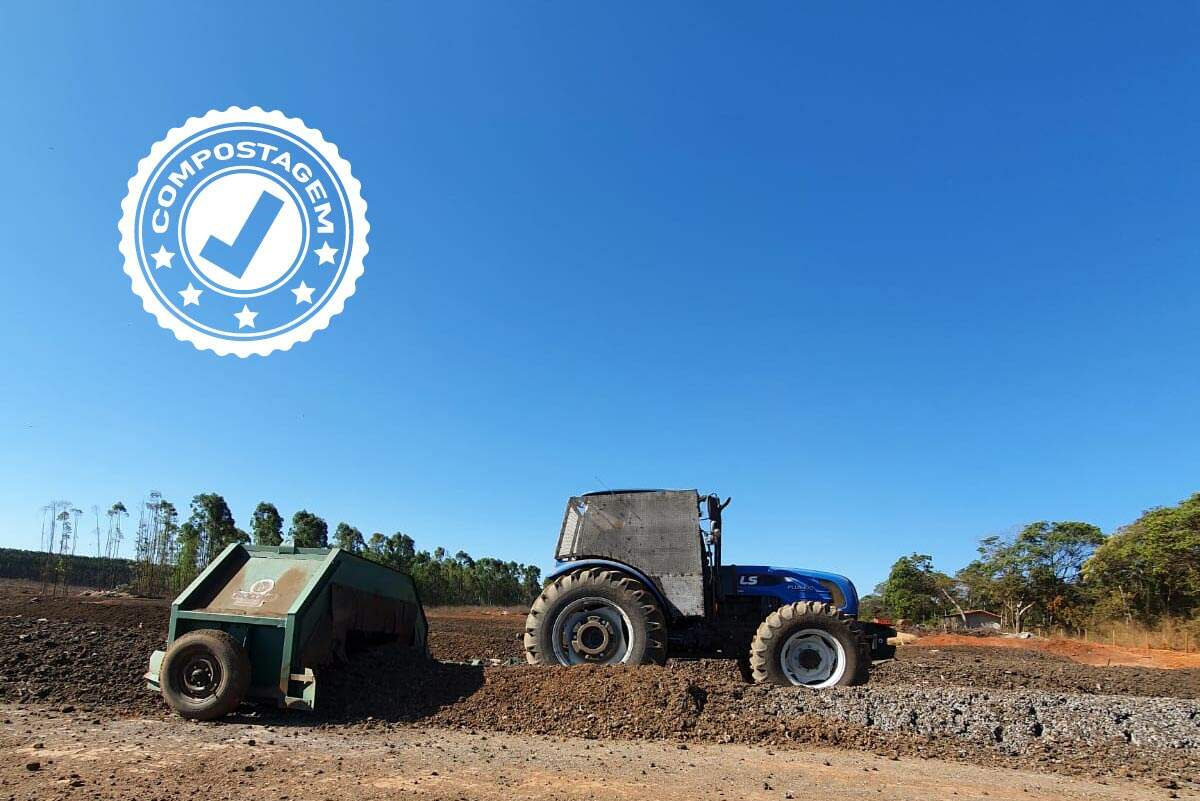 Trator e Máquina Revolvedora Fazendo a Aeração das Leiras de Compostagem de Resíduos em Usina Localizada em Minas Gerais.